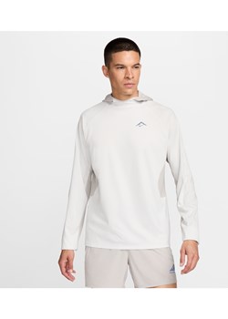 Męska koszulka z kapturem i długim rękawem do biegania Dri-FIT UV Nike Trail - Biel ze sklepu Nike poland w kategorii Bluzy męskie - zdjęcie 170913937