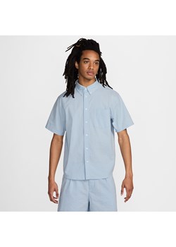 Męska koszula z krótkim rękawem z karbowanej tkaniny zapinana na guziki Nike Life - Niebieski ze sklepu Nike poland w kategorii Koszule męskie - zdjęcie 170914008