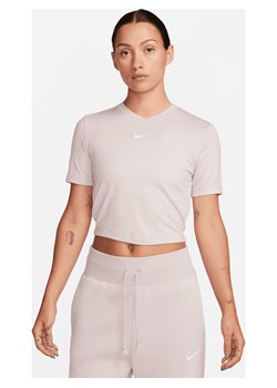 Damski T-shirt o krótkim dopasowanym kroju Nike Sportswear Essential - Fiolet ze sklepu Nike poland w kategorii Bluzki damskie - zdjęcie 170914069