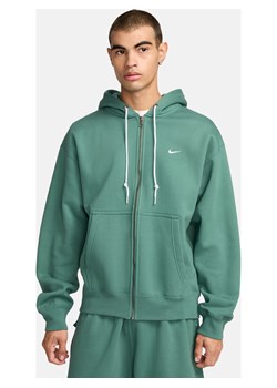Męska bluza z kapturem i zamkiem na całej długości Nike Solo Swoosh - Zieleń ze sklepu Nike poland w kategorii Bluzy męskie - zdjęcie 170914088