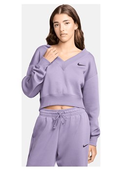Damska koszulka o skróconym kroju z dekoltem w kształcie litery V Nike Sportswear Phoenix Fleece - Fiolet ze sklepu Nike poland w kategorii Bluzki damskie - zdjęcie 170914287