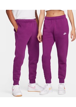 Joggery Nike Sportswear Club Fleece - Fiolet ze sklepu Nike poland w kategorii Spodnie męskie - zdjęcie 170914348