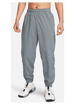 Męskie uniwersalne spodnie ze zwężanymi nogawkami Dri-FIT Nike Form - Szary ze sklepu Nike poland w kategorii Spodnie męskie - zdjęcie 170914377