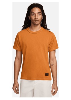 Męska dzianinowa koszulka z krótkim rękawem Nike Life - Pomarańczowy ze sklepu Nike poland w kategorii T-shirty męskie - zdjęcie 170914399