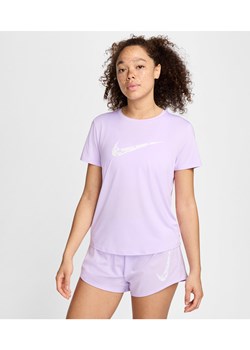 Damska koszulka do biegania z krótkim rękawem Dri-FIT Nike One Swoosh - Fiolet ze sklepu Nike poland w kategorii Bluzki damskie - zdjęcie 170914495