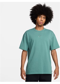 T-shirt męski Nike Sportswear Premium Essentials - Zieleń ze sklepu Nike poland w kategorii T-shirty męskie - zdjęcie 170914535