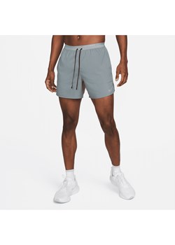 Męskie spodenki do biegania z wszytą bielizną 13 cm Nike Dri-FIT Stride - Szary ze sklepu Nike poland w kategorii Spodenki męskie - zdjęcie 170914577