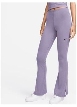 Damskie obcisłe legginsy w drobny prążek z rozszerzanymi nogawkami Nike Sportswear Chill Knit - Fiolet ze sklepu Nike poland w kategorii Spodnie damskie - zdjęcie 170914578