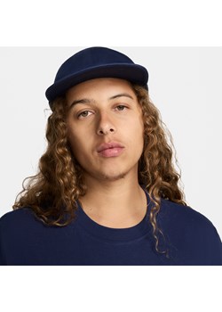 Elastyczna czapka z płaskim daszkiem Nike Club - Niebieski ze sklepu Nike poland w kategorii Czapki z daszkiem męskie - zdjęcie 170914589