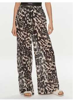 Calvin Klein Swimwear Spodnie materiałowe KW0KW02520 Czarny Relaxed Fit ze sklepu MODIVO w kategorii Spodnie damskie - zdjęcie 170918198