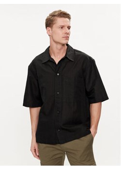 Calvin Klein Jeans Koszula J30J325173 Czarny Relaxed Fit ze sklepu MODIVO w kategorii Koszule męskie - zdjęcie 170918336