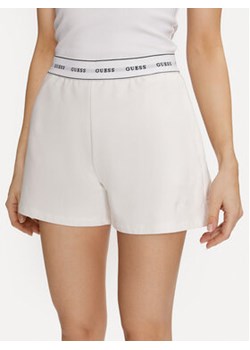 Guess Szorty piżamowe Carrie O4GD02 KBS91 Biały Loose Fit ze sklepu MODIVO w kategorii Piżamy damskie - zdjęcie 170918565