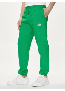 The North Face Spodnie dresowe Essential NF0A7ZJB Zielony Regular Fit ze sklepu MODIVO w kategorii Spodnie męskie - zdjęcie 170918597