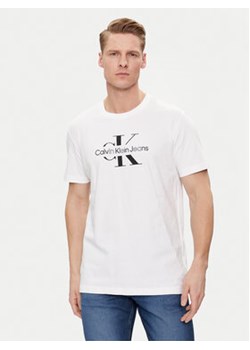Calvin Klein Jeans T-Shirt Distrupted J30J325190 Biały Regular Fit ze sklepu MODIVO w kategorii T-shirty męskie - zdjęcie 170918829