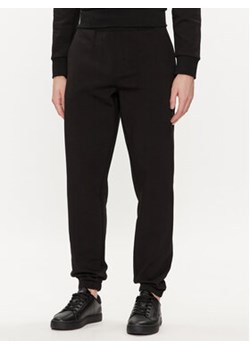 Calvin Klein Spodnie dresowe Color Embossed Logo K10K112688 Czarny Regular Fit ze sklepu MODIVO w kategorii Spodnie męskie - zdjęcie 170918848