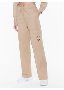 Calvin Klein Jeans Spodnie materiałowe J20J220263 Beżowy Relaxed Fit ze sklepu MODIVO w kategorii Spodnie damskie - zdjęcie 170919039