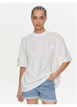 Calvin Klein Jeans T-Shirt Warp Logo J20J223166 Biały Boyfriend Fit ze sklepu MODIVO w kategorii Bluzki damskie - zdjęcie 170919156