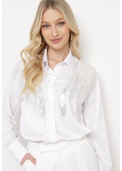 Biała Koszula o Klasycznym Fasonie z Naszywkami i Cekinami Akrasia ze sklepu Born2be Odzież w kategorii Koszule damskie - zdjęcie 170924259