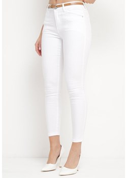 Białe Dopasowane Bawełniane Spodnie na Suwak z Ozdobnym Paskiem z Imitacji Skóry Hiomaas ze sklepu Born2be Odzież w kategorii Spodnie damskie - zdjęcie 170924547