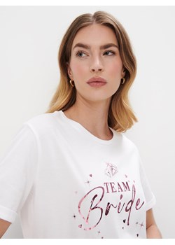 Mohito - Bawełniana koszulka z napisem Team Bride - biały ze sklepu Mohito w kategorii Bluzki damskie - zdjęcie 170925075