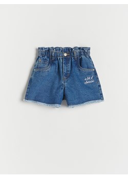 Reserved - Jeansowe szorty z haftem - niebieski ze sklepu Reserved w kategorii Spodenki dziewczęce - zdjęcie 170925639