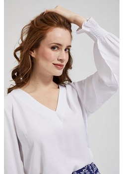 Wiskozowa koszula z dekoltem w serek i bufiastymi rękawami biała ze sklepu Moodo.pl w kategorii Bluzki damskie - zdjęcie 170930485
