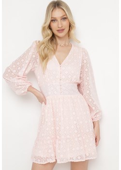 Różowa Sukienka z Tkaniny Plumeti z Geometrycznym Wzorem i Falbankami Alasmusa ze sklepu Born2be Odzież w kategorii Sukienki - zdjęcie 170931608