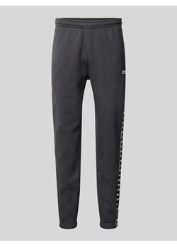 Spodnie dresowe z elastycznym ściągaczem ze sklepu Peek&Cloppenburg  w kategorii Spodnie męskie - zdjęcie 170932557