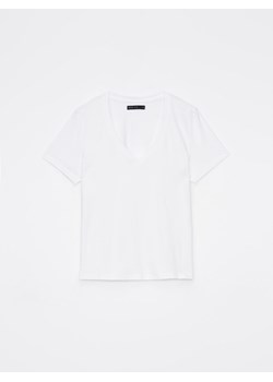 Mohito - Biały t-shirt z dekoltem V - biały ze sklepu Mohito w kategorii Bluzki damskie - zdjęcie 170936115