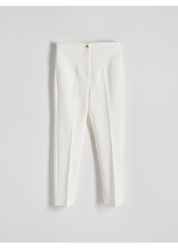 Reserved - Gładkie cygaretki z bawełną - biały ze sklepu Reserved w kategorii Spodnie damskie - zdjęcie 170937505