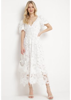 Biała Sukienka z Ażurowej Koronki z Krótkimi Bufiastymi Rękawami Warosa ze sklepu Born2be Odzież w kategorii Sukienki - zdjęcie 170944436