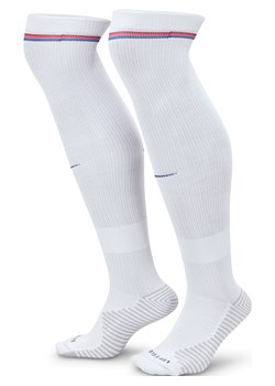 Długie skarpety piłkarskie Nike Dri-FIT Anglia Strike (wersja domowa) - Biel ze sklepu Nike poland w kategorii Skarpetki męskie - zdjęcie 170947448