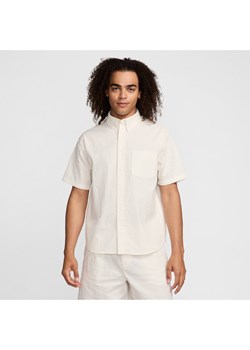 Męska koszula z krótkim rękawem z karbowanej tkaniny zapinana na guziki Nike Life - Szary ze sklepu Nike poland w kategorii Koszule męskie - zdjęcie 170947459
