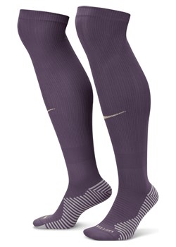 Długie skarpety piłkarskie Nike Dri-FIT Anglia Strike (wersja wyjazdowa) - Fiolet ze sklepu Nike poland w kategorii Skarpetki męskie - zdjęcie 170947535
