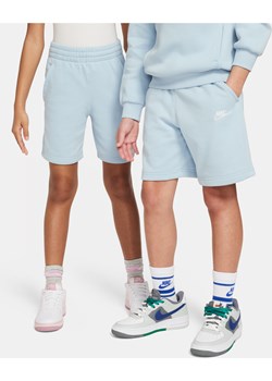 Spodenki z dzianiny dresowej dla dużych dzieci Nike Sportswear Club Fleece - Niebieski ze sklepu Nike poland w kategorii Spodenki chłopięce - zdjęcie 170947657