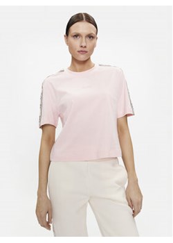 Guess T-Shirt V3RI08 I3Z14 Różowy Regular Fit ze sklepu MODIVO w kategorii Bluzki damskie - zdjęcie 170951678