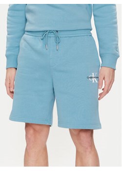 Calvin Klein Jeans Szorty sportowe Monologo J30J325131 Niebieski Regular Fit ze sklepu MODIVO w kategorii Spodenki męskie - zdjęcie 170953057