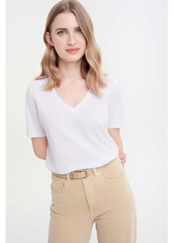 Biały t-shirt damski bawełniany z dekoltem w serek ze sklepu 5.10.15 w kategorii Bluzki damskie - zdjęcie 170964138
