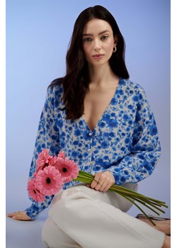Niebieski rozpinany sweter w kwiatki z dekoltem w serek ze sklepu 5.10.15 w kategorii Swetry damskie - zdjęcie 170964159