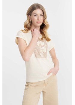 Beżowy t-shirt damski dzianinowy z nadrukiem ze sklepu 5.10.15 w kategorii Bluzki damskie - zdjęcie 170964338