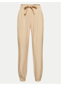 Deha Spodnie dresowe A00667 Beżowy Regular Fit ze sklepu MODIVO w kategorii Spodnie damskie - zdjęcie 170968417