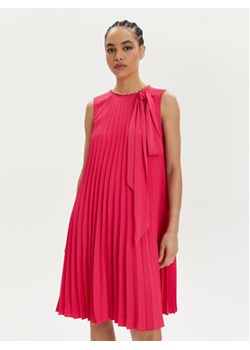 Nissa Sukienka koktajlowa RC14842 Różowy Regular Fit ze sklepu MODIVO w kategorii Sukienki - zdjęcie 170968638
