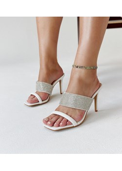 Białe sandały na szpilce zdobione cyrkoniami Adiam ze sklepu gemre w kategorii Klapki damskie - zdjęcie 170972658