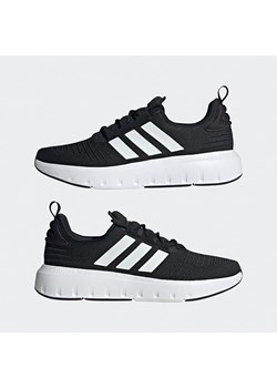 adidas Buty &quot;Swift Run 23&quot; w kolorze czarno-białym do biegania ze sklepu Limango Polska w kategorii Buty sportowe męskie - zdjęcie 170974967