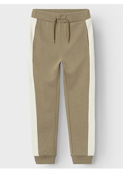 name it Spodnie dresowe &quot;Tellus&quot; w kolorze jasnobrązowym ze sklepu Limango Polska w kategorii Spodnie chłopięce - zdjęcie 170975196