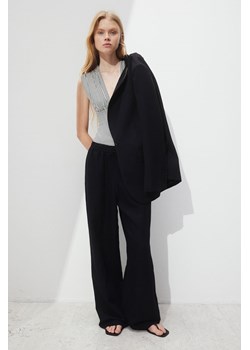 H & M - Body thong z dekoltem w serek - Czarny ze sklepu H&M w kategorii Bluzki damskie - zdjęcie 170979588