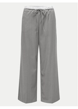 ONLY Spodnie materiałowe Tille 15339242 Szary Straight Fit ze sklepu MODIVO w kategorii Spodnie damskie - zdjęcie 170985248