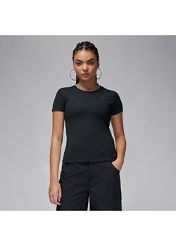 Damski T-shirt o dopasowanym kroju z krótkim rękawem Jordan Essentials - Czerń ze sklepu Nike poland w kategorii Bluzki damskie - zdjęcie 170993389