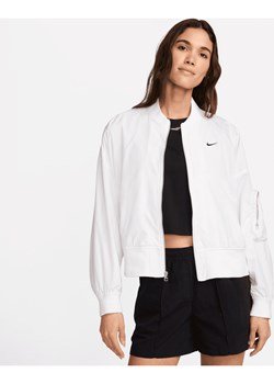 Damska oversizowa kurtka typu bomberka Nike Sportswear Essential - Biel ze sklepu Nike poland w kategorii Kurtki damskie - zdjęcie 170993429
