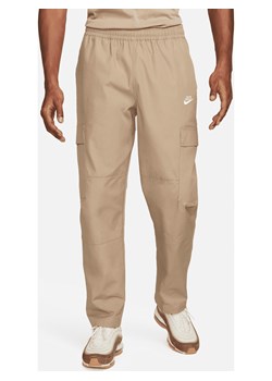 Męskie bojówki z tkaniny Nike Club - Brązowy ze sklepu Nike poland w kategorii Spodnie męskie - zdjęcie 170993449